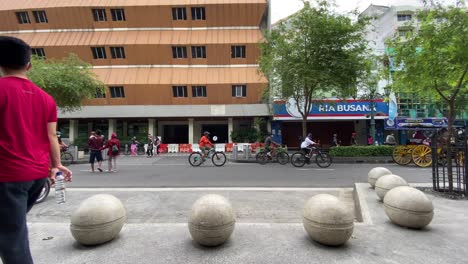 El-Ambiente-De-Las-Calles-Malioboro-Y-Los-Peatones-Ahora-Están-Libres-De-Vendedores-Ambulantes,-Un-Popular-Lugar-Turístico-En-Yogyakarta