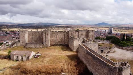 Trujillo,-Caceres,-Extremadura,-España---Vista-Aérea-De-Drones-De-La-Antigua-Fortaleza,-Murallas-Del-Castillo-Y-Paisaje-Urbano