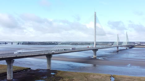 Mersey-Gateway-Landmark-Vista-Aérea-Sobre-Peaje-Puente-Colgante-Cruce-De-Río-Zoom-Out-To-Wide-Shot