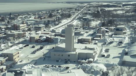 Luftwinterschneeansicht-Von-Okhotsk-Sea-Tower-In-Omu,-Hokkaido