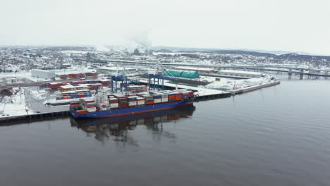 Vista-Aérea-Invernal-De-Un-Cargamento-Enviado-Atracado-En-El-Puerto-De-San-Juan,-Nuevo-Brunswick