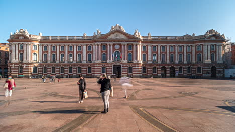 Langzeitbelichtungszeitraffer-Von-Menschen,-Die-Den-Place-Du-Capitole-In-Toulouse,-Frankreich,-Besuchen