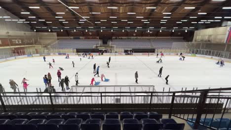 Patinaje-Sobre-Hielo-Para-Adultos-Y-Niños-En-Una-Pista-De-Patinaje-Sobre-Hielo-Pública-Cubierta