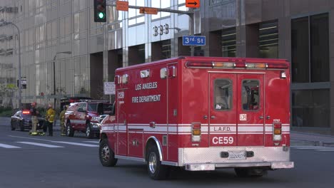 Einsatzkräfte-Der-Feuerwehr-In-Der-Stadt