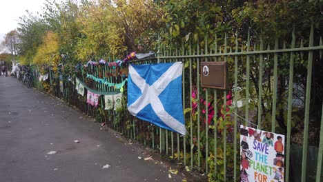 Weitwinkelaufnahme-Des-Saltire-Mit-Handgefertigten-Schildern,-Die-Von-Einheimischen-Kindern-Hergestellt-Wurden