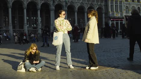 Junge-Hipster-Mädchen-Rauchen-Und-Genießen-Das-Leben-Am-Grand-Place-In-Brüssel,-Belgien