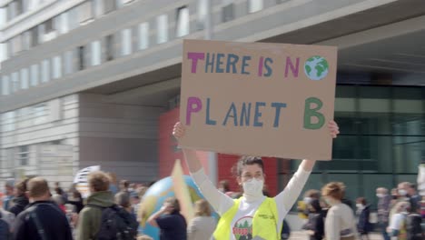 Huelgas-Climáticas-Globales-2021-En-Saint-Polten,-Austria---Activista-Enmascarada-Con-Un-Cartel-En-Relieve-Que-Dice-Que-No-Hay-Planeta-B