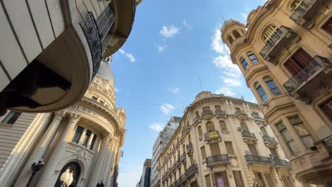 Rosario-Argentinien-Bilder-Der-Stadtskyline,-Gebäude-Und-Architektur-Laufen-Durch-Das-Kardanische-Zentrum,-In-Dem-Der-Beste-Fußballspieler-Der-Welt-In-Der-Innenstadt-Geboren-Wurde