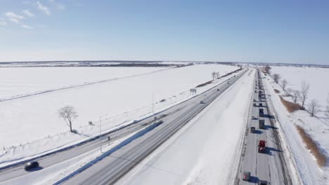 Luftaufnahme,-Die-über-Den-Highway-417-Fegt,-Während-Der-Freiheitskonvoi-Auf-Ottawa,-Ontario,-Zusammenläuft,-Um-Das-Impfmandat-Zu-Bekämpfen