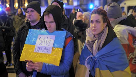 2022-Russische-Invasion-In-Der-Ukraine---Demonstranten-Mit-Ukrainischen-Flaggen-Bei-Einer-Antikriegsdemonstration-In-Warschau-Am-Allerersten-Kriegstag