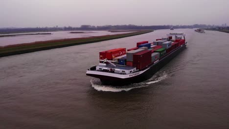 Barco-Factofour-Que-Transporta-Contenedores-Apilados-A-Lo-Largo-Del-Río-Noord