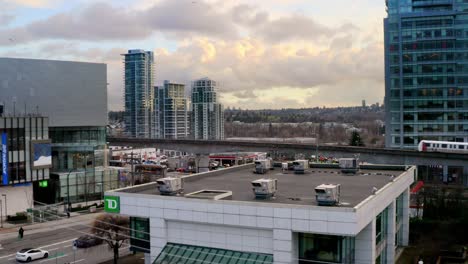 Volando-Hacia-La-Estación-De-Skytrain-Del-Centro-De-La-Ciudad-De-Brentwood-En-Un-Día-Nublado-En-Burnaby,-Columbia-Británica,-Canadá