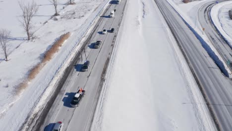 Die-Luftaufnahme-Zeigt-Trucker,-Die-Den-Highway-417-Nach-Ottawa-Für-Den-Freiheitskonvoi-2022-In-Der-Nähe-Von-Cornwall,-Ontario,-Hinunterfahren