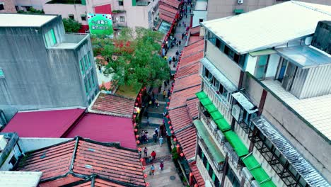 Toma-Aérea-Ascendente-De-Muchos-Turistas-Que-Visitan-La-Famosa-E-Histórica-Calle-Antigua-De-Shengkend-En-La-Nueva-Ciudad-De-Taipei