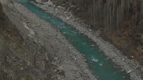 Río-Turquesa-Que-Fluye-A-Través-Del-Fondo-Del-Valle-De-Hunza