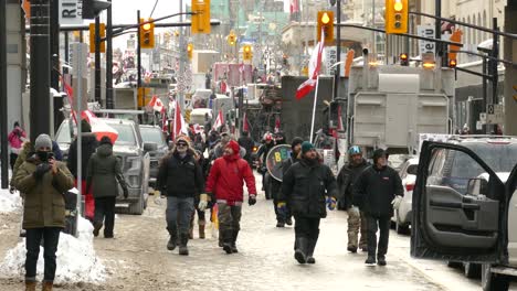 Manifestante-Caminando-Por-Las-Calles-En-Convoy-De-Libertad-De-Camioneros