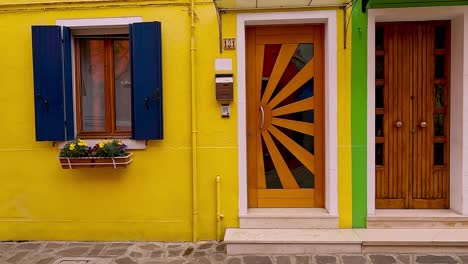 Sideways-view-of-Burano-Colorful-and-picturesque-painted-houses-in-Venetian-lagoon,-in-Italy