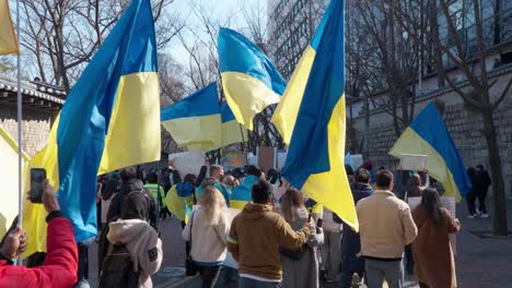 Ucranianos-Marchan-Protestando-Contra-La-Guerra-Rusa-En-Seúl-Cerca-Del-Templo---Vista-Trasera
