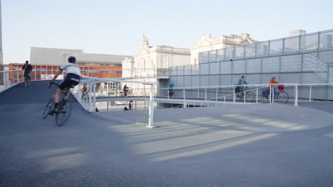 Vista-Cinematográfica-Del-Puente-Circular-Para-Bicicletas-En-Lovaina,-Bélgica