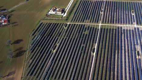 Luftaufnahme-Eines-Photovoltaik-Kraftwerks-In-Der-Italienischen-Landschaft,-Alternatives-Energiekonzept