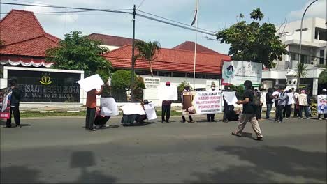 Manifestación-Contra-El-Nombramiento-De-Funcionarios-De-La-Aldea-Que-Se-Consideran-Llenos-De-Fraude-Frente-A-La-Oficina-Del-Fiscal-Del-Estado-De-Blora-Central-Java-Indonesia,-4-De-Enero-De-2022