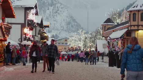 Leavenworth,-Wa,-EE.UU.---:-Gente-En-Las-Calles-De-La-Aldea-Bávara-De-Leavenworth-Durante-El-Festival-Anual-De-Luces-Navideñas