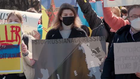 Pueblo-Ucraniano-En-Seúl-Protestando-Contra-Putin-Y-La-Guerra-Rusa-Frente-A-La-Embajada-Sosteniendo-Pancartas-&quot;manos-De-Putin-En-Sangre&quot;-Y-&quot;manos-Fuera-De-Ucrania