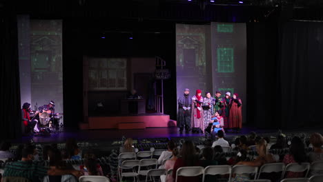 Teatro-Con-Audiencia-Riendo,-Audiencia-Viendo-Actores-De-Espectáculos-En-El-Escenario-Bailando,-Cuento-De-Hadas-De-Navidad