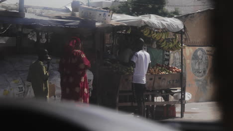 Unorganisierter-Sektor-Obstverkäufer,-Der-Auf-Den-Straßen-Von-Senegal-Verkauft
