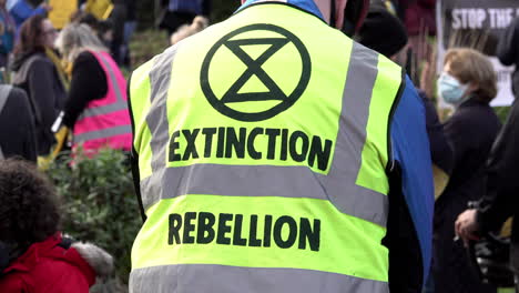 Ein-Demonstrant-Trägt-Bei-Einem-Protest-Gegen-Eine-Neue-Müllverbrennungsanlage-In-Edmonton-Einen-Gut-Sichtbaren-Wappenrock-Von-Extinction-Rebellion