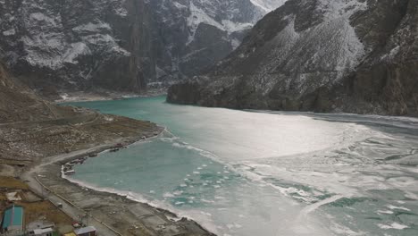 Vista-Aérea-Del-Lago-Congelado-Entre-La-Montaña-Nevada-Attabad-Lake-Es-Un-Lago-Ubicado-En-La-Región-De-Gojal-Del-Valle-De-Hunza-En-Gilgit-baltistán,-Pakistán