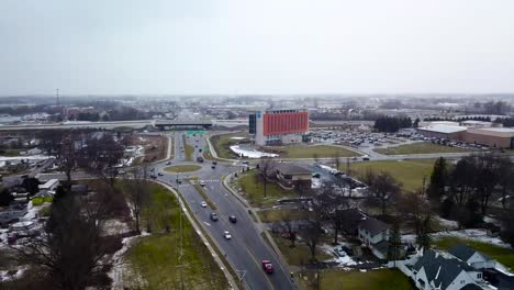 Drohnen-Fliegen-über-Der-Verkehrsstraße-Im-Stadtzentrum-Mit-Modernem-Krankenhausgebäude