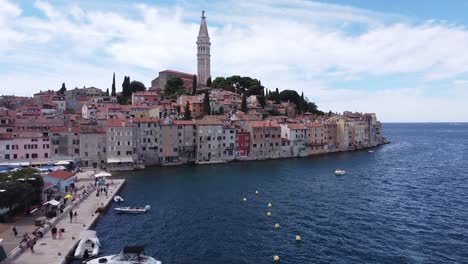 Rovinj-In-Istrien,-Kroatien---Luftdrohnenansicht-Des-Boulevards,-Der-Boote,-Der-Farbenfrohen-Häuser,-Des-Kirchturms-Und-Der-Adria