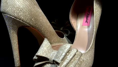 Betsey-Johnson-Zapatos-De-Diseñador-Femeninos-De-Moda-En-La-Mesa-De-Rotación,-Demostración-Del-Producto