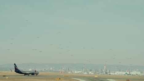 Un-Avión-Ruso-Aeroflot-737-800-De-Rodadura-En-Viena,-Austria