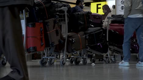Reihe-Gepackter-Koffer-Auf-Gepäckwagen-Am-Flughafen-Heathrow