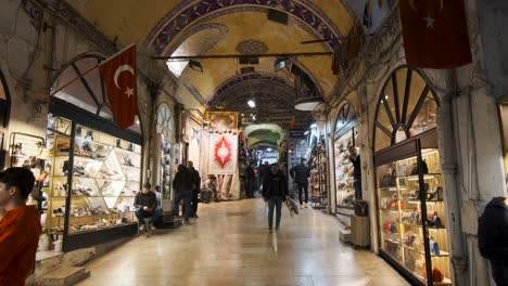 Estambul,-Turquía---3-De-Enero-De-2021:-Las-Tiendas-Y-La-Multitud-De-Personas-Dentro-Del-Bazar-De-Especias-Del-Distrito-De-Eminonu,-La-Ciudad-Vieja-De-Estambul