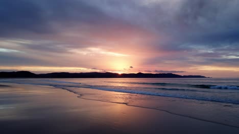 Ruhige-Landschaft-Des-Strandes-Während-Des-Sonnenuntergangs-An-Der-Spirits-Bay,-Neuseeland---Drohnenaufnahme