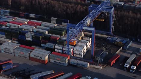 Schiffscontainer-Kranlift-Entladen-Schwere-Fracht-Export-Kisten-Container-In-Der-Werft-Luftaufnahme-Hoch-Langsam-Rechts