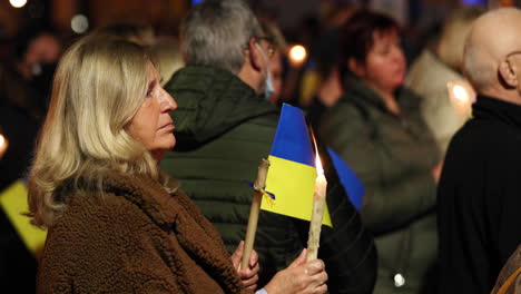 Mujer-Portuguesa-Con-Flaglet-Ucraniano-Y-Vela-Encendida-Durante-La-Vigilia-De-Oración-Por-Ucrania-En-Leiria,-Portugal