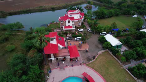 Película-De-Drones-Aéreos-De-Piscina-Cristalina-Durante-Una-Reunión-De-Amigos-En-El-Campamento-Del-Resort-De-Vacaciones-De-Verano-De-La-Casa-Blanca