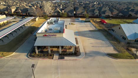 Luftvideo-Des-Gebäudes-Einer-Pizzahütte-In-Lantana,-Texas
