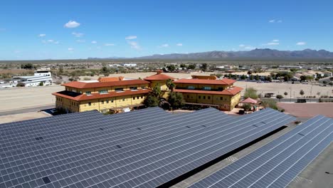 Granja-Solar-En-El-Centro-De-Salud-En-Marana,-Arizona