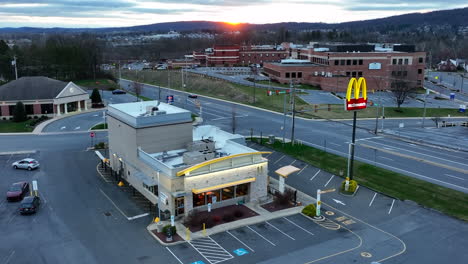 Cadena-Alimentaria-De-Restaurantes-De-Comida-Rápida-Mcdonalds-Al-Atardecer