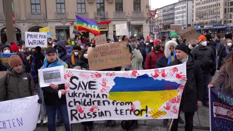 Rettet-Ukrainische-Kinder-Aus-Russland-Steht-Auf-Einem-Banner-Bei-Der-Friedenskundgebung-In-München,-Nachdem-Russland-In-Die-Ukraine-Einmarschiert-Ist