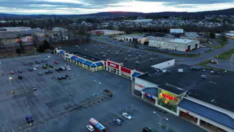 Supermercado-Weis-Market-Y-Tienda-De-Artículos-De-Oficina-Básicos