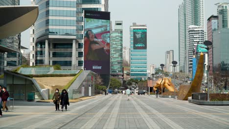 Comercial-De-Productos-Y-Publicidad-En-Una-Pantalla-LED-Al-Aire-Libre-En-El-Centro-Comercial-Coex-En-Seúl,-Gangnam,-Corea-Del-Sur