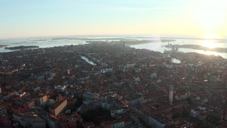 Weit-Aufsteigende-Drohne-Schoss-Bei-Sonnenaufgang-über-Die-Stadt-Venedig