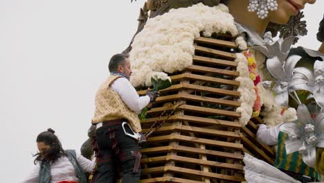 Un-Español-Que-Participa-En-El-Festival-De-Fallas-En-Valencia-Atrapa-Y-Agrega-Una-Flor-A-La-Estatua-De-La-Virgen-María-Durante-La-Ofrenda