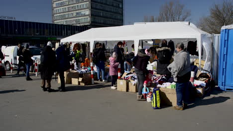 Zelte-Mit-Kostenloser-Hilfe-Für-Kriegsflüchtlinge-Aus-Der-Ukraine-Am-Westbahnhof-In-Warschau
